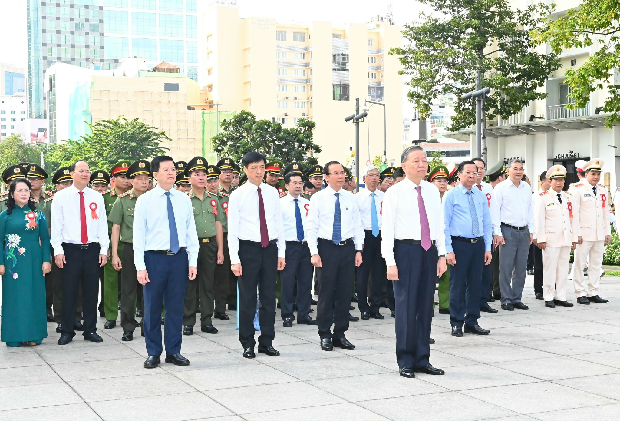 Tổng Bí thư, Chủ tịch nước Tô Lâm cùng các đại biểu dâng hoa, báo công Chủ tịch Hồ Chí Minh, sáng 17-8-2024 (Ảnh: Việt Dũng).